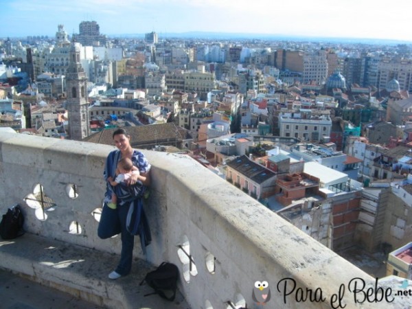 Vanessa y su hijo en el fular, paseando por Valencia (y tomando teta)